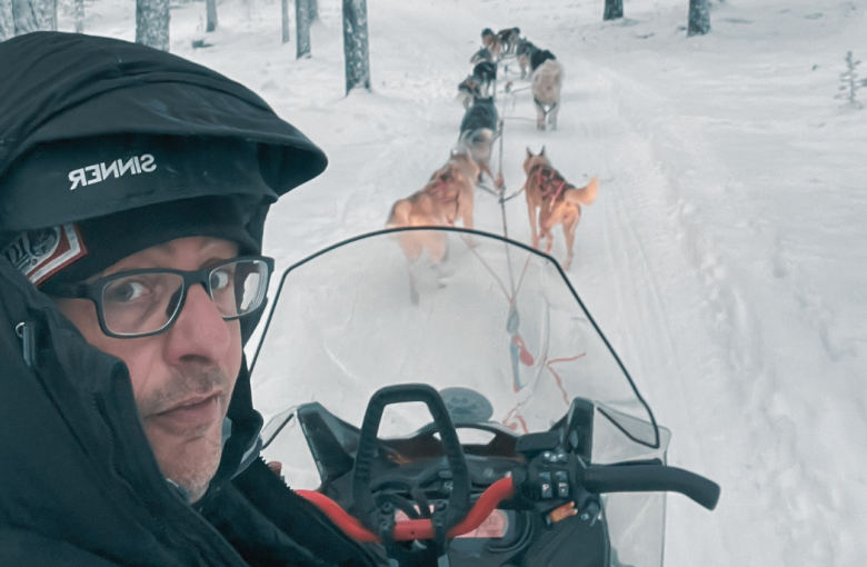 Gys Wuyts achter de hondenslee in Finland