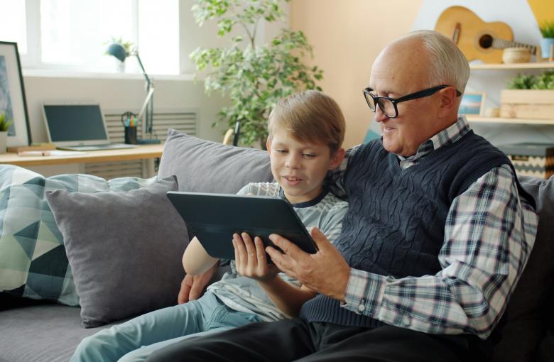 Grootvader die tijd doorbrengt met kleinkind