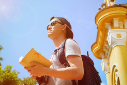 student zoekende in een Spaanse stad